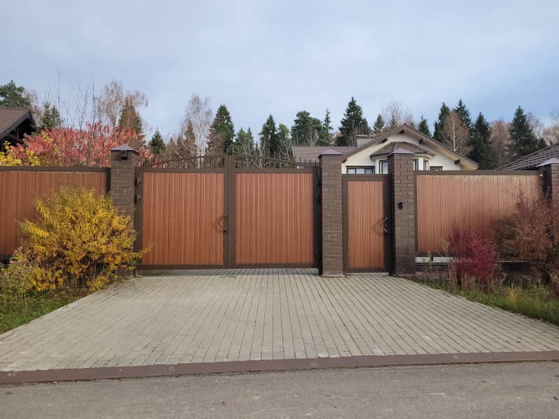 Уличные ворота DoorHan в Череповце с установкой