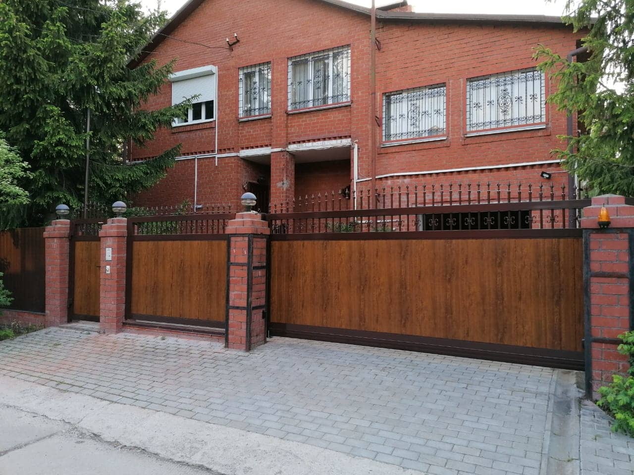 Уличные ворота DoorHan в Череповце с установкой