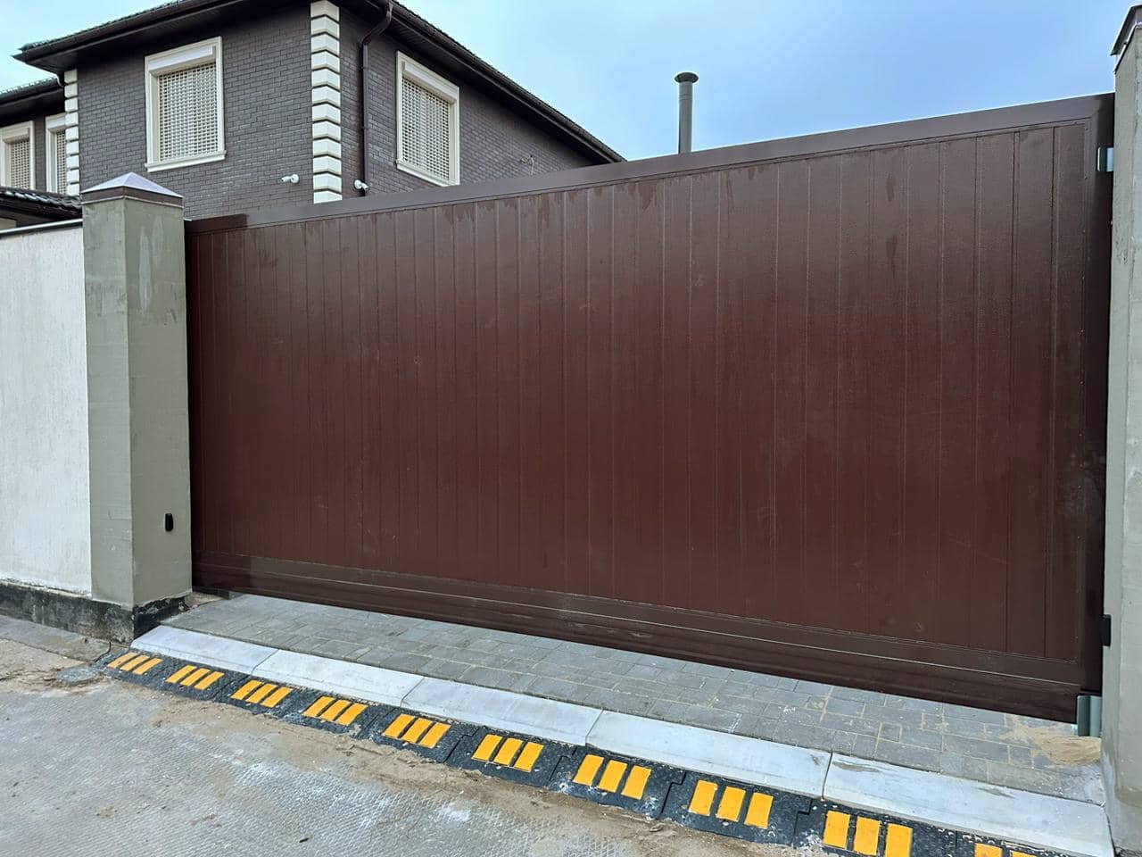 Уличные ворота DoorHan в Череповце с установкой